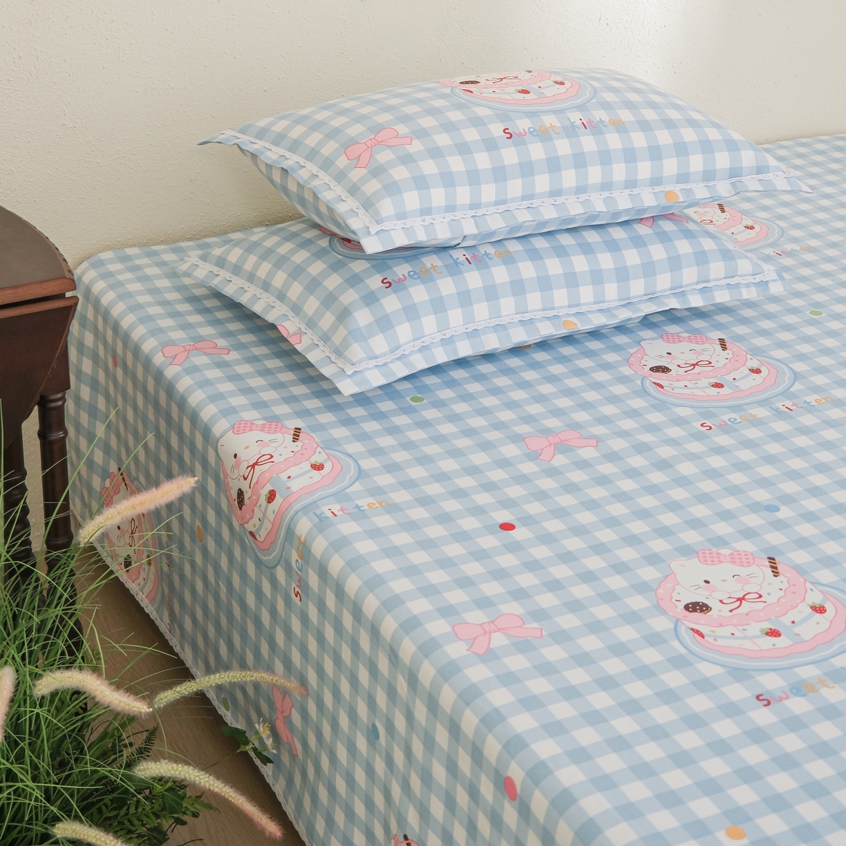 91家纺网 家纺一手货源 找家纺 慕绸家纺（原萌宝老粗布厂家） 2026新款原棉细纱工艺款亲肤柔软老粗布床单凉席席子春夏热门款-直播热卖圆角花边款 KT蛋糕