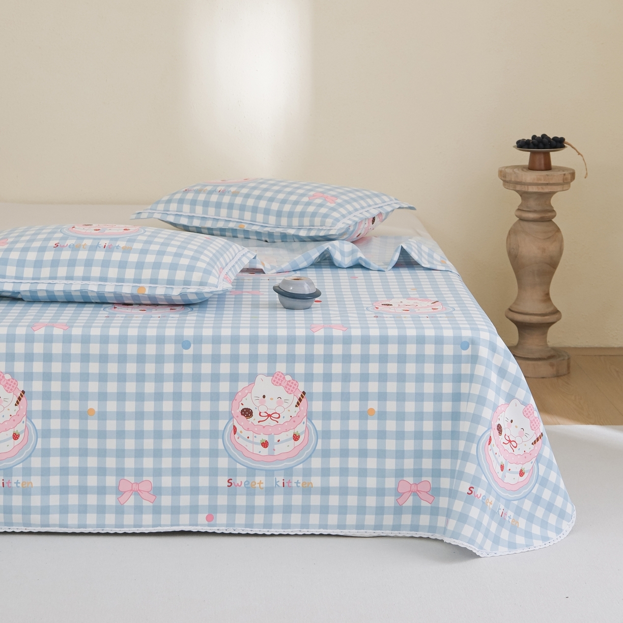 91家纺网 家纺一手货源 找家纺 慕绸家纺（原萌宝老粗布厂家） 2026新款原棉细纱工艺款亲肤柔软老粗布床单凉席席子春夏热门款-直播热卖圆角花边款 KT蛋糕