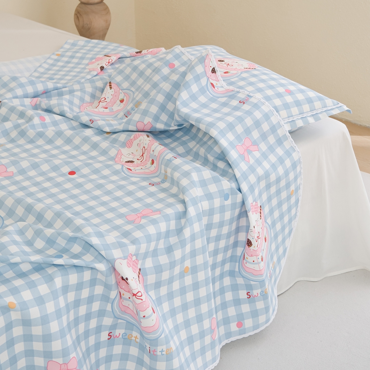 91家纺网 家纺一手货源 找家纺 慕绸家纺（原萌宝老粗布厂家） 2026新款原棉细纱工艺款亲肤柔软老粗布床单凉席席子春夏热门款-直播热卖圆角花边款 KT蛋糕