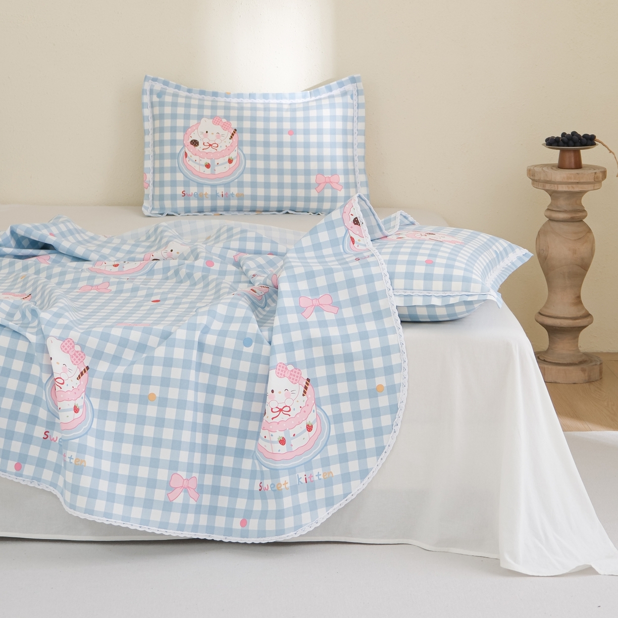 91家纺网 家纺一手货源 找家纺 慕绸家纺（原萌宝老粗布厂家） 2026新款原棉细纱工艺款亲肤柔软老粗布床单凉席席子春夏热门款-直播热卖圆角花边款 KT蛋糕