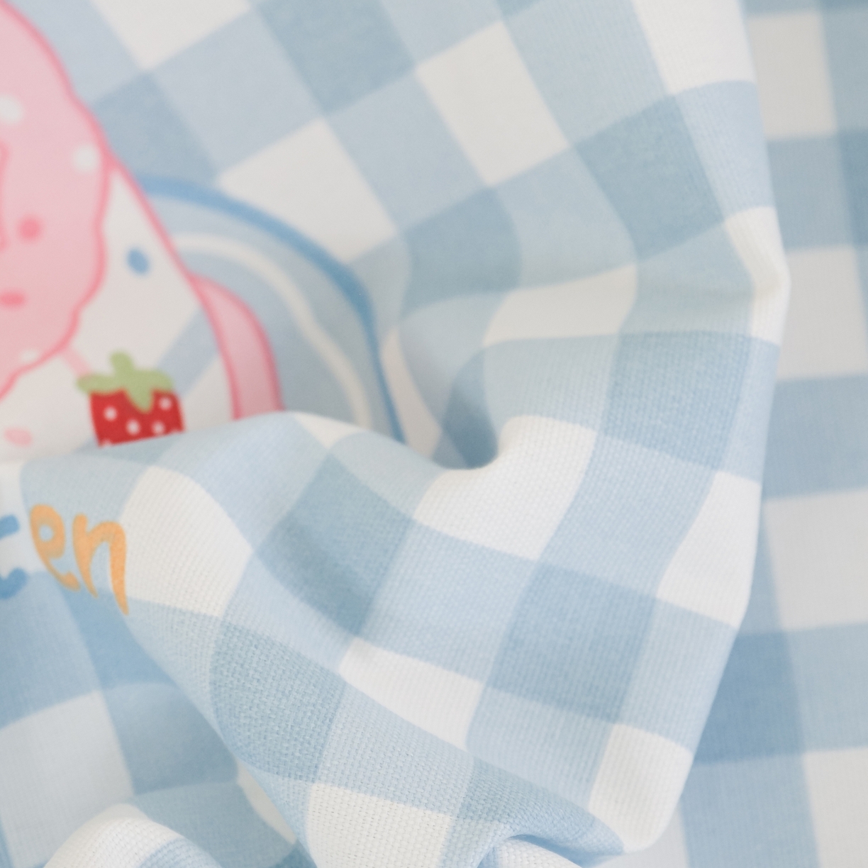 91家纺网 家纺一手货源 找家纺 慕绸家纺（原萌宝老粗布厂家） 2026新款原棉细纱工艺款亲肤柔软老粗布床单凉席席子春夏热门款-直播热卖圆角花边款 KT蛋糕