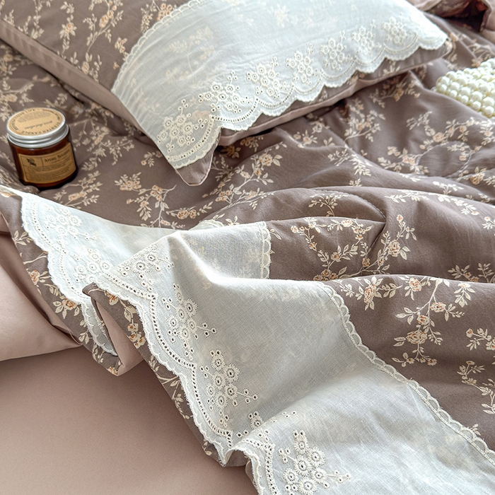 91家纺网 家纺一手货源 找家纺 竹合家纺 2026春夏新款古法水洗仿棉云感棉夏被四件套全棉花边印花夏凉被空调被 安之若素