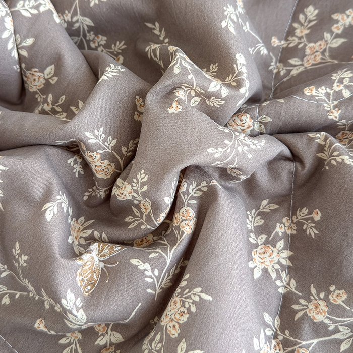 91家纺网 家纺一手货源 找家纺 竹合家纺 2026春夏新款古法水洗仿棉云感棉夏被四件套全棉花边印花夏凉被空调被 安之若素