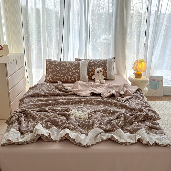 91家纺网 家纺一手货源 找家纺 竹合家纺 2026春夏新款古法水洗仿棉云感棉夏被四件套全棉花边印花夏凉被空调被 安之若素