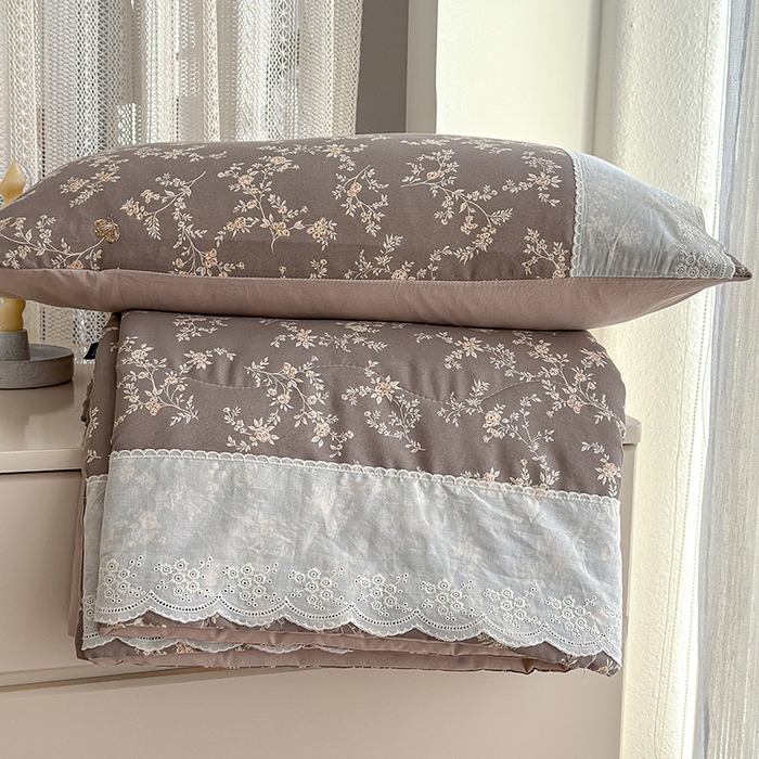 91家纺网 家纺一手货源 找家纺 竹合家纺 2026春夏新款古法水洗仿棉云感棉夏被四件套全棉花边印花夏凉被空调被 安之若素