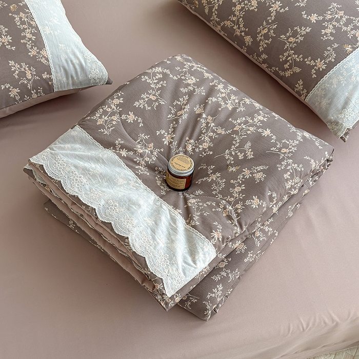 91家纺网 家纺一手货源 找家纺 竹合家纺 2026春夏新款古法水洗仿棉云感棉夏被四件套全棉花边印花夏凉被空调被 安之若素