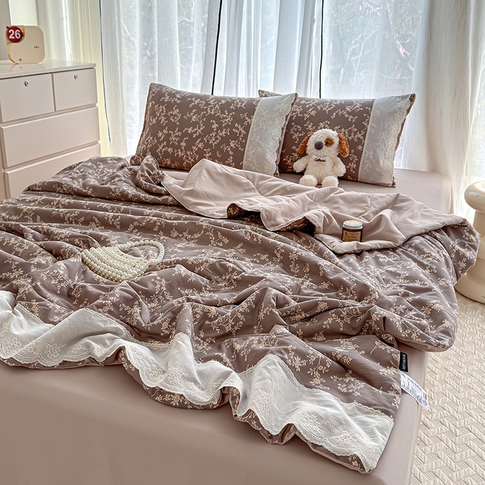 91家纺网 家纺一手货源 找家纺 竹合家纺 2026春夏新款古法水洗仿棉云感棉夏被四件套全棉花边印花夏凉被空调被 安之若素