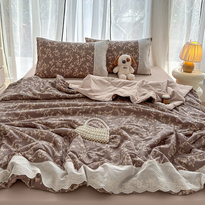 91家纺网 家纺一手货源 找家纺 竹合家纺 2026春夏新款古法水洗仿棉云感棉夏被四件套全棉花边印花夏凉被空调被 安之若素