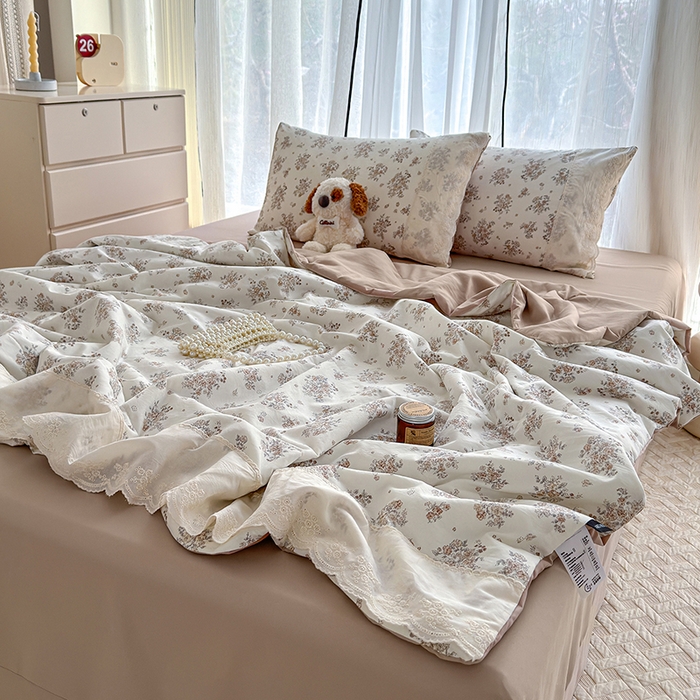 91家纺网 家纺一手货源 找家纺 竹合家纺 2026春夏新款古法水洗仿棉云感棉夏被四件套全棉花边印花夏凉被空调被 瑾夏