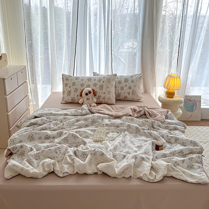 91家纺网 家纺一手货源 找家纺 竹合家纺 2026春夏新款古法水洗仿棉云感棉夏被四件套全棉花边印花夏凉被空调被 瑾夏