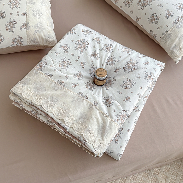 91家纺网 家纺一手货源 找家纺 竹合家纺 2026春夏新款古法水洗仿棉云感棉夏被四件套全棉花边印花夏凉被空调被 瑾夏