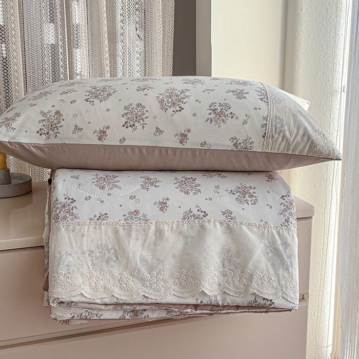 91家纺网 家纺一手货源 找家纺 竹合家纺 2026春夏新款古法水洗仿棉云感棉夏被四件套全棉花边印花夏凉被空调被 瑾夏