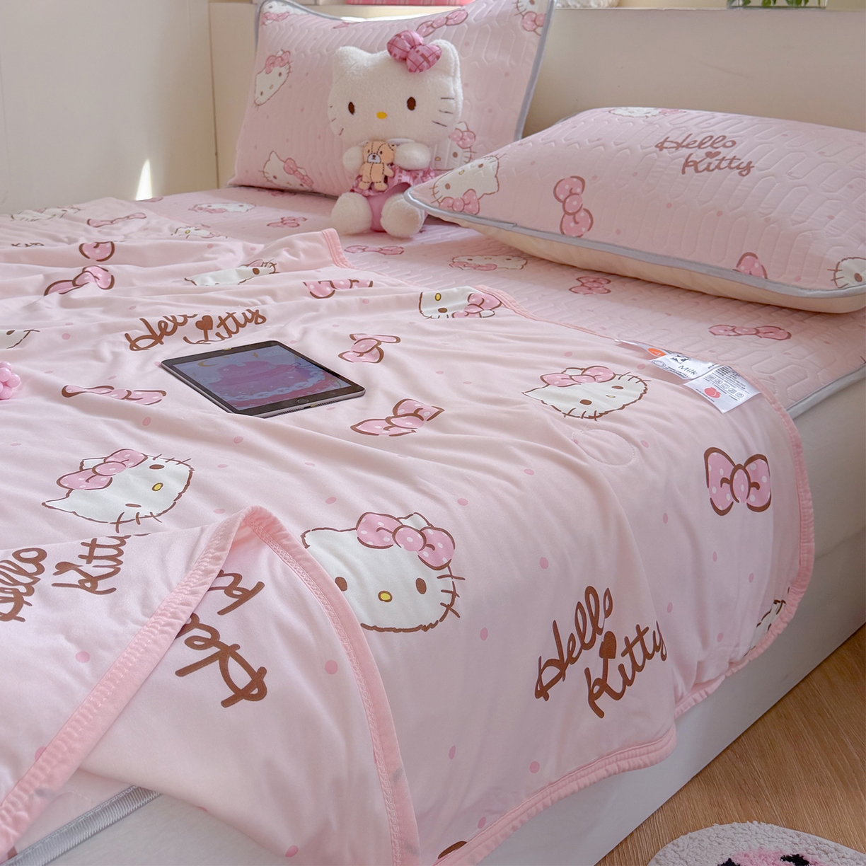 91家纺网 家纺一手货源 找家纺 （总）桃子家居 2026新款A类三丽鸥高品质可组合凉感丝乳胶席牛奶丝针织棉软糯夏被四件套