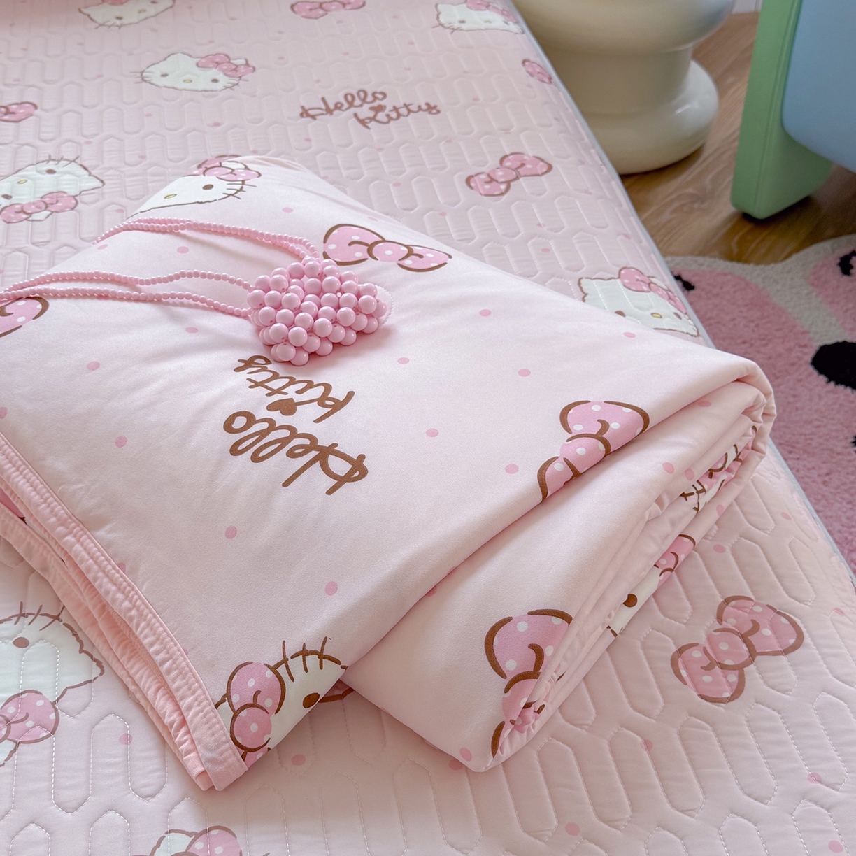 91家纺网 家纺一手货源 找家纺 桃子家居 2026新款A类三丽鸥高品质可组合凉感丝乳胶席牛奶丝针织棉软糯夏被四件套 三丽鸥夏凉-爱心美少女KT