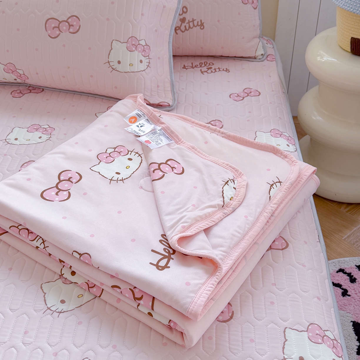 91家纺网 家纺一手货源 找家纺 桃子家居 2026新款A类三丽鸥高品质可组合凉感丝乳胶席牛奶丝针织棉软糯夏被四件套 三丽鸥夏凉-爱心美少女KT