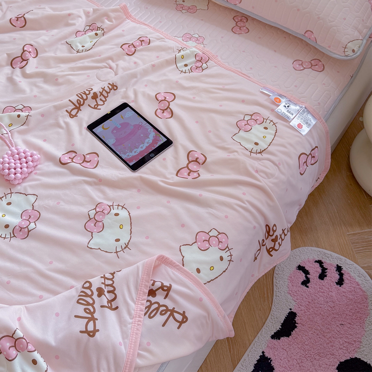 91家纺网 家纺一手货源 找家纺 桃子家居 2026新款A类三丽鸥高品质可组合凉感丝乳胶席牛奶丝针织棉软糯夏被四件套 三丽鸥夏凉-爱心美少女KT