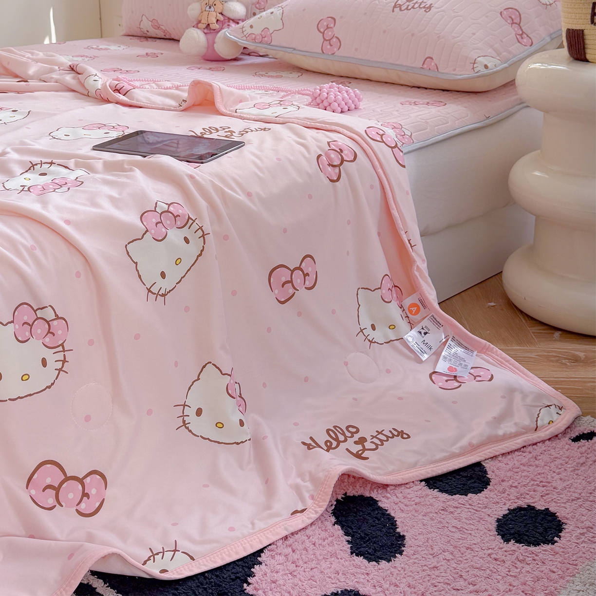 91家纺网 家纺一手货源 找家纺 桃子家居 2026新款A类三丽鸥高品质可组合凉感丝乳胶席牛奶丝针织棉软糯夏被四件套 三丽鸥夏凉-爱心美少女KT