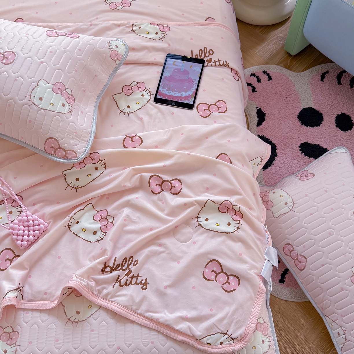 91家纺网 家纺一手货源 找家纺 桃子家居 2026新款A类三丽鸥高品质可组合凉感丝乳胶席牛奶丝针织棉软糯夏被四件套 三丽鸥夏凉-爱心美少女KT