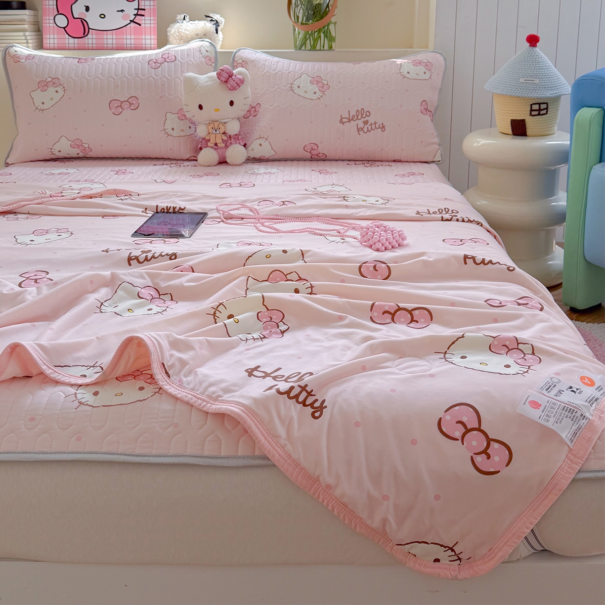 91家纺网 家纺一手货源 找家纺 桃子家居 2026新款A类三丽鸥高品质可组合凉感丝乳胶席牛奶丝针织棉软糯夏被四件套 三丽鸥夏凉-爱心美少女KT