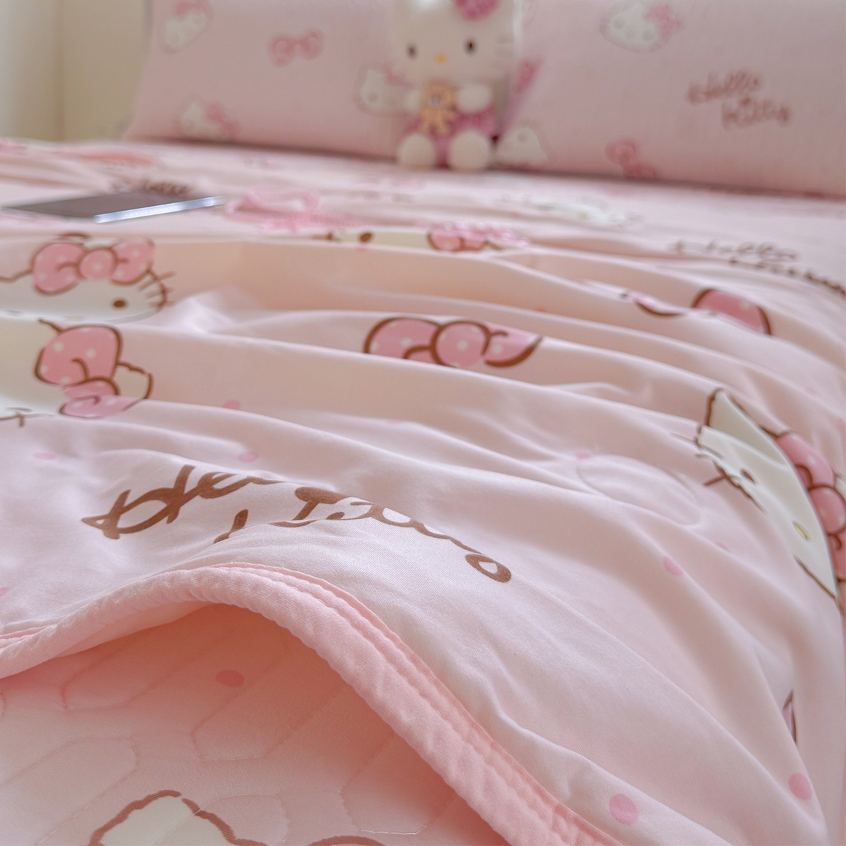 91家纺网 家纺一手货源 找家纺 桃子家居 2026新款A类三丽鸥高品质可组合凉感丝乳胶席牛奶丝针织棉软糯夏被四件套 三丽鸥夏凉-爱心美少女KT