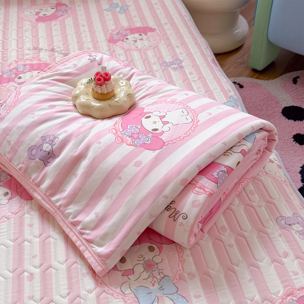 91家纺网 家纺一手货源 找家纺 桃子家居 2026新款A类三丽鸥高品质可组合凉感丝乳胶席牛奶丝针织棉软糯夏被四件套 三丽鸥夏凉-粉粉美乐蒂