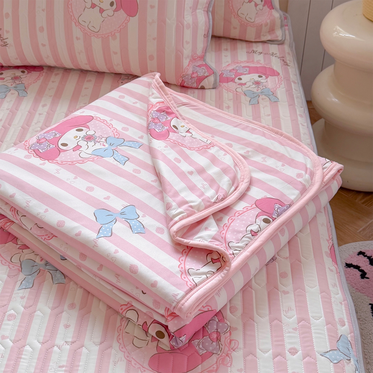 91家纺网 家纺一手货源 找家纺 桃子家居 2026新款A类三丽鸥高品质可组合凉感丝乳胶席牛奶丝针织棉软糯夏被四件套 三丽鸥夏凉-粉粉美乐蒂