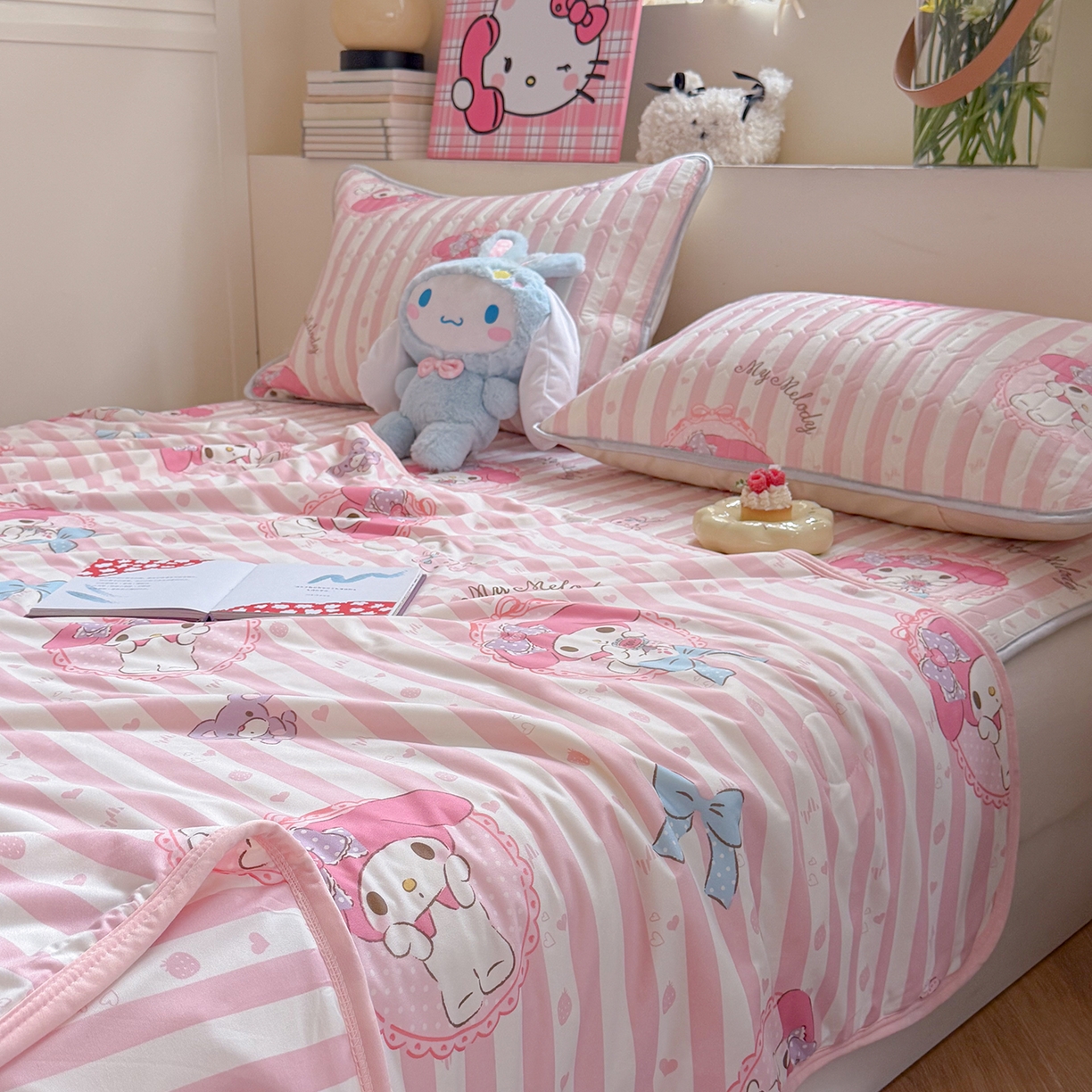 91家纺网 家纺一手货源 找家纺 桃子家居 2026新款A类三丽鸥高品质可组合凉感丝乳胶席牛奶丝针织棉软糯夏被四件套 三丽鸥夏凉-粉粉美乐蒂