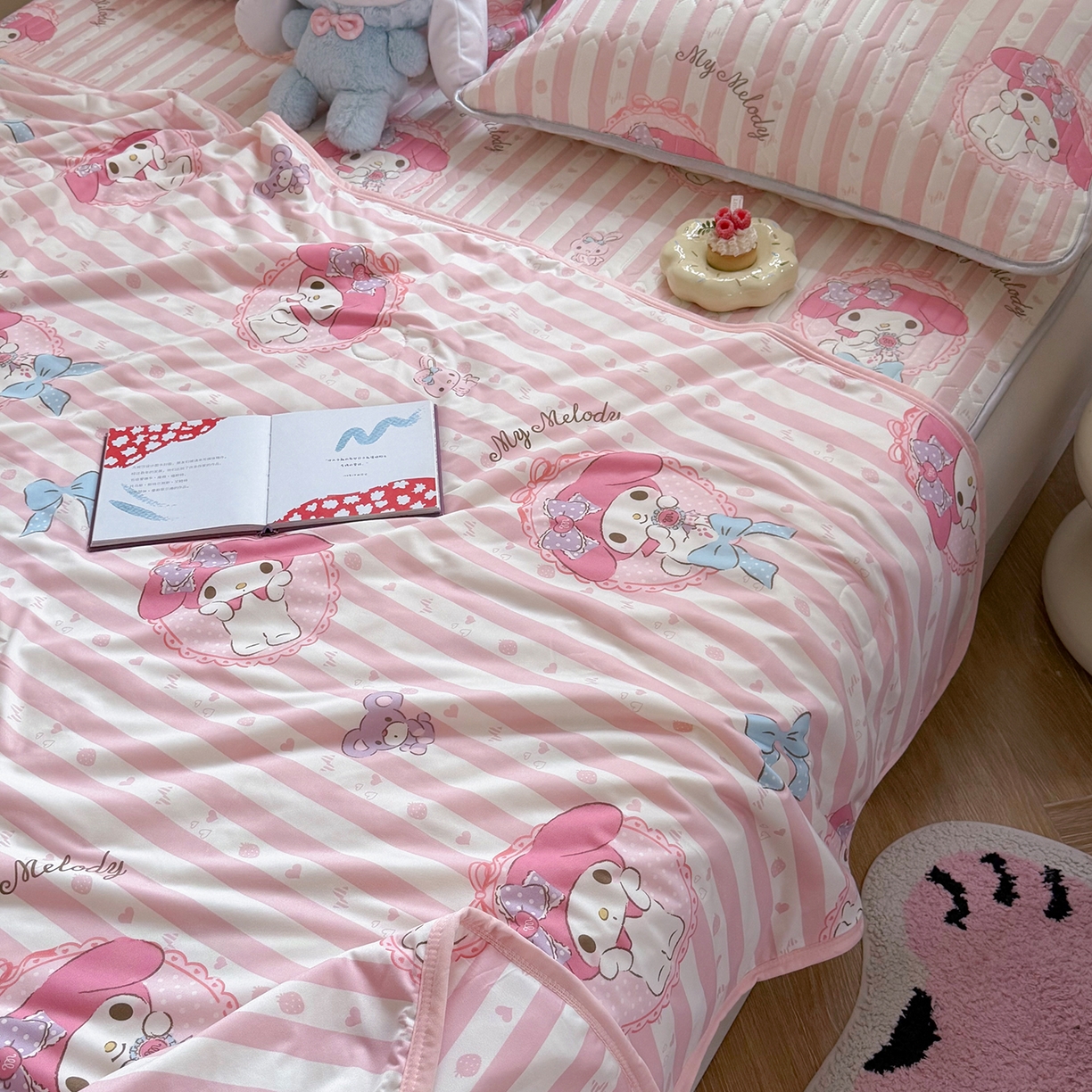 91家纺网 家纺一手货源 找家纺 桃子家居 2026新款A类三丽鸥高品质可组合凉感丝乳胶席牛奶丝针织棉软糯夏被四件套 三丽鸥夏凉-粉粉美乐蒂