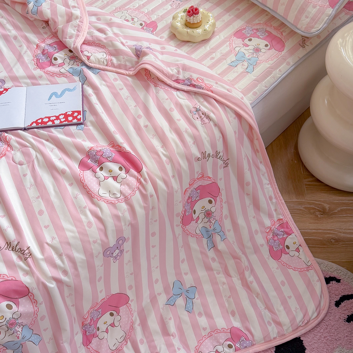 91家纺网 家纺一手货源 找家纺 桃子家居 2026新款A类三丽鸥高品质可组合凉感丝乳胶席牛奶丝针织棉软糯夏被四件套 三丽鸥夏凉-粉粉美乐蒂