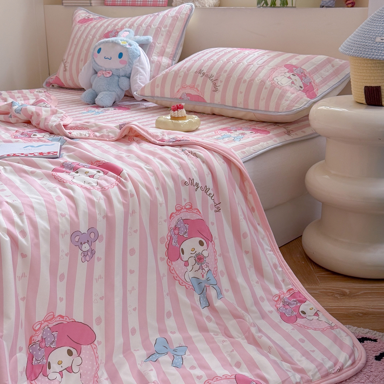 91家纺网 家纺一手货源 找家纺 桃子家居 2026新款A类三丽鸥高品质可组合凉感丝乳胶席牛奶丝针织棉软糯夏被四件套 三丽鸥夏凉-粉粉美乐蒂