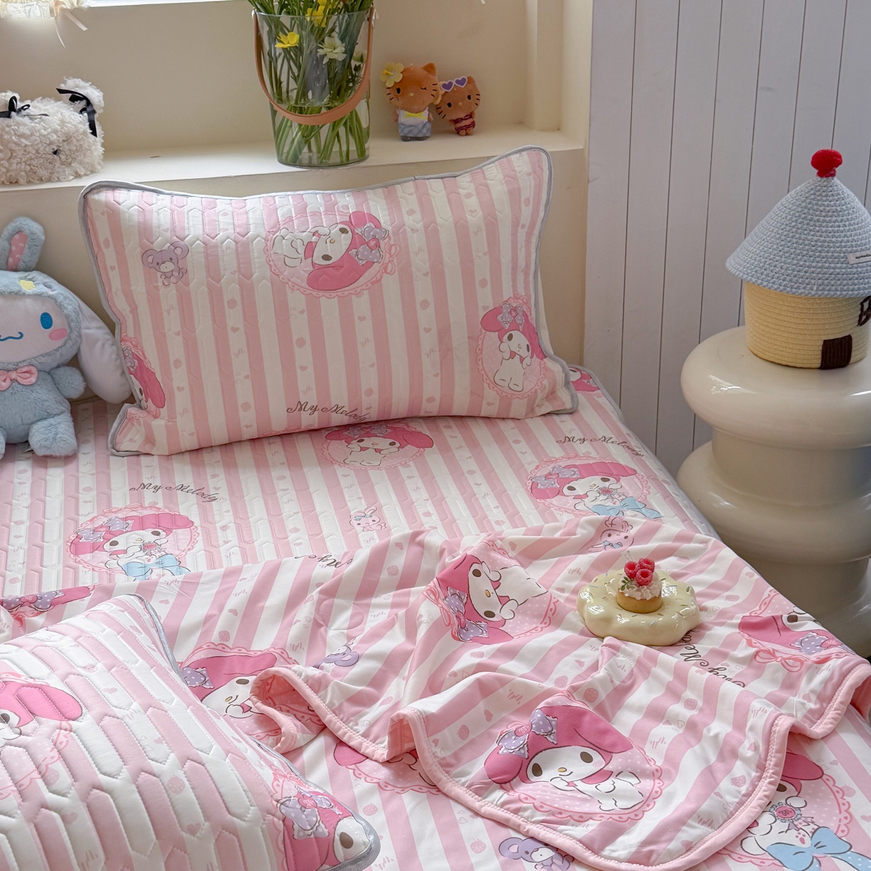 91家纺网 家纺一手货源 找家纺 桃子家居 2026新款A类三丽鸥高品质可组合凉感丝乳胶席牛奶丝针织棉软糯夏被四件套 三丽鸥夏凉-粉粉美乐蒂