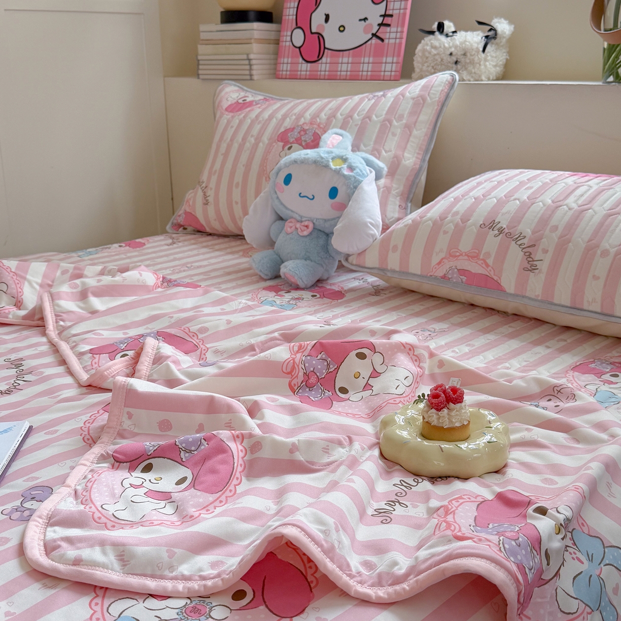 91家纺网 家纺一手货源 找家纺 桃子家居 2026新款A类三丽鸥高品质可组合凉感丝乳胶席牛奶丝针织棉软糯夏被四件套 三丽鸥夏凉-粉粉美乐蒂