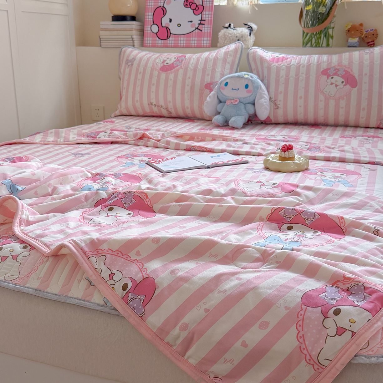 91家纺网 家纺一手货源 找家纺 桃子家居 2026新款A类三丽鸥高品质可组合凉感丝乳胶席牛奶丝针织棉软糯夏被四件套 三丽鸥夏凉-粉粉美乐蒂