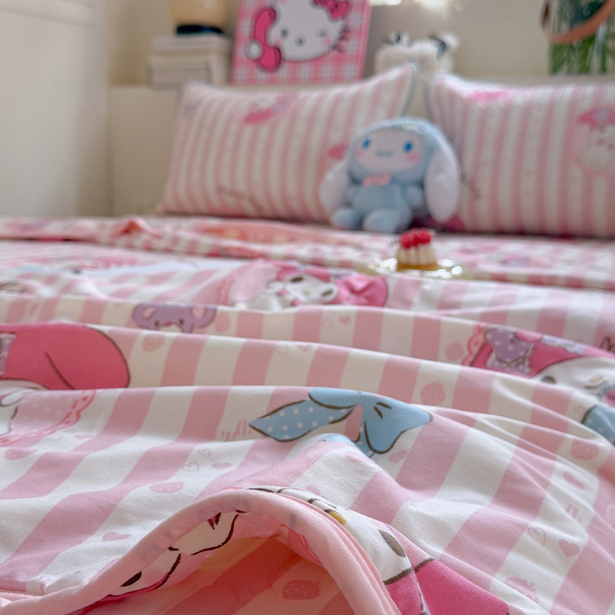 91家纺网 家纺一手货源 找家纺 桃子家居 2026新款A类三丽鸥高品质可组合凉感丝乳胶席牛奶丝针织棉软糯夏被四件套 三丽鸥夏凉-粉粉美乐蒂