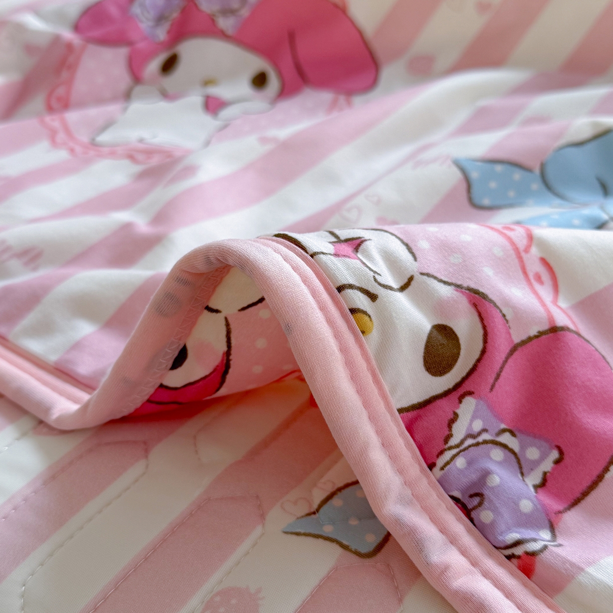 91家纺网 家纺一手货源 找家纺 桃子家居 2026新款A类三丽鸥高品质可组合凉感丝乳胶席牛奶丝针织棉软糯夏被四件套 三丽鸥夏凉-粉粉美乐蒂