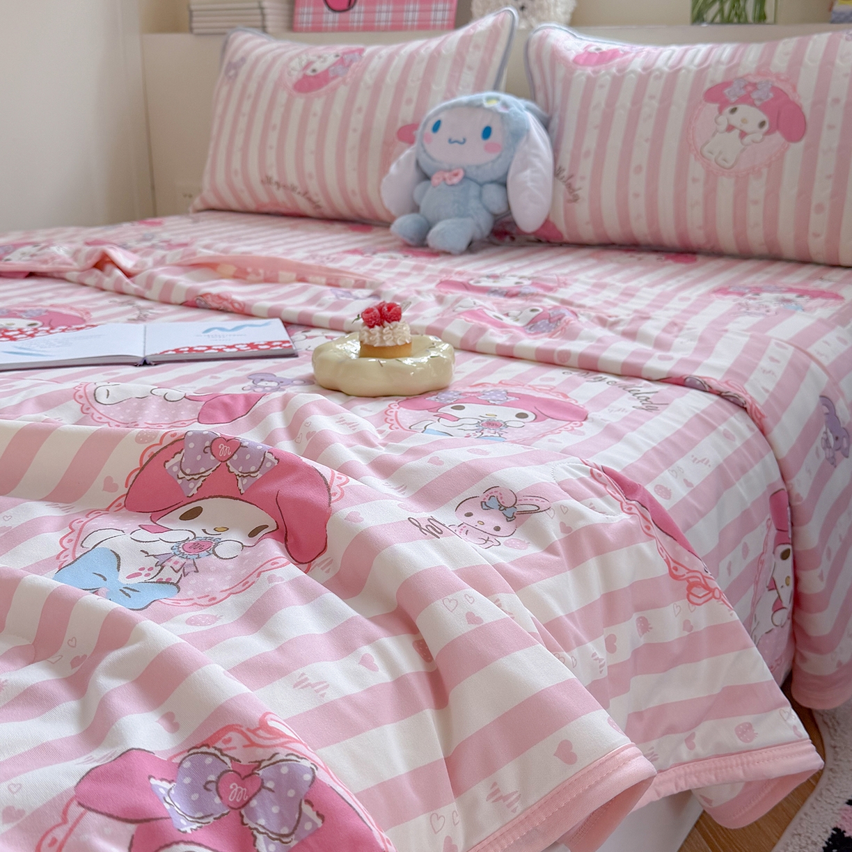 91家纺网 家纺一手货源 找家纺 桃子家居 2026新款A类三丽鸥高品质可组合凉感丝乳胶席牛奶丝针织棉软糯夏被四件套 三丽鸥夏凉-粉粉美乐蒂