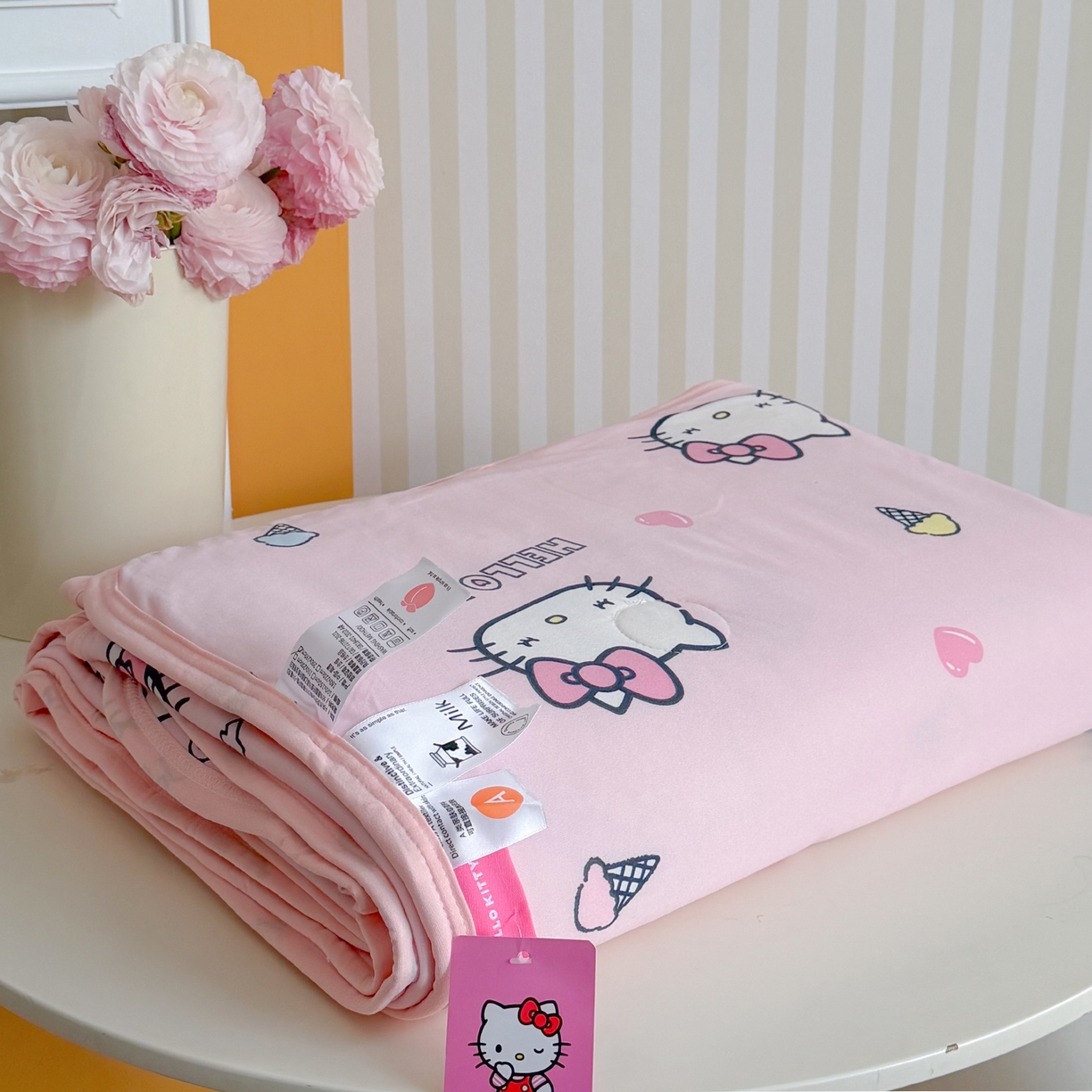 91家纺网 家纺一手货源 找家纺 桃子家居 2026新款A类三丽鸥高品质可组合凉感丝乳胶席牛奶丝针织棉软糯夏被四件套 三丽鸥夏凉-粉粉甜筒KT