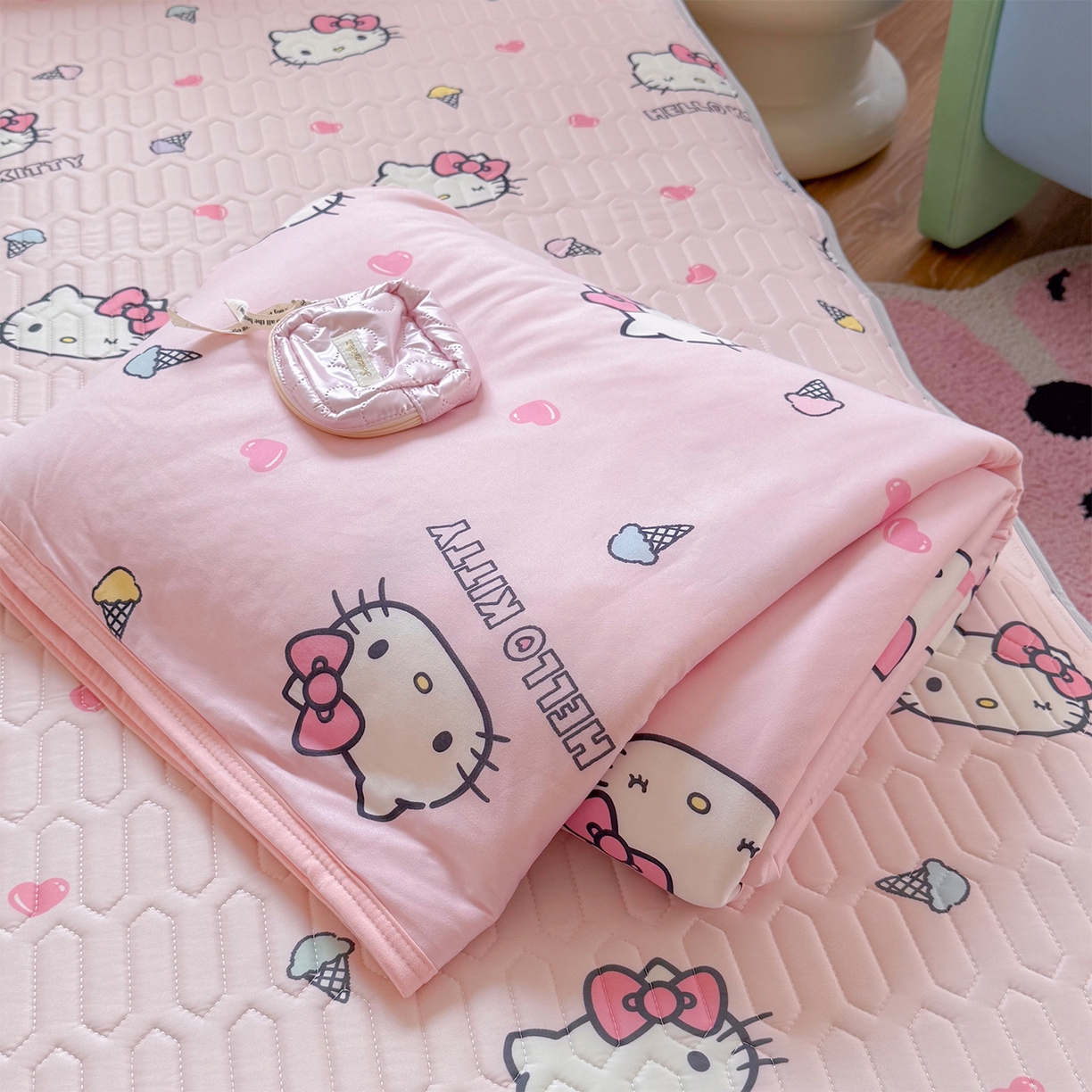 91家纺网 家纺一手货源 找家纺 桃子家居 2026新款A类三丽鸥高品质可组合凉感丝乳胶席牛奶丝针织棉软糯夏被四件套 三丽鸥夏凉-粉粉甜筒KT