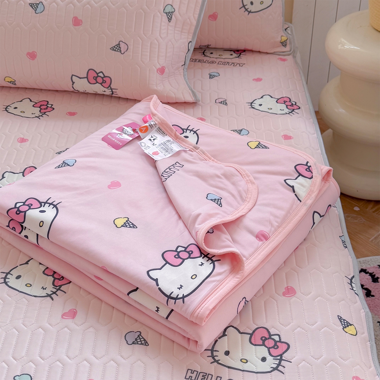 91家纺网 家纺一手货源 找家纺 桃子家居 2026新款A类三丽鸥高品质可组合凉感丝乳胶席牛奶丝针织棉软糯夏被四件套 三丽鸥夏凉-粉粉甜筒KT