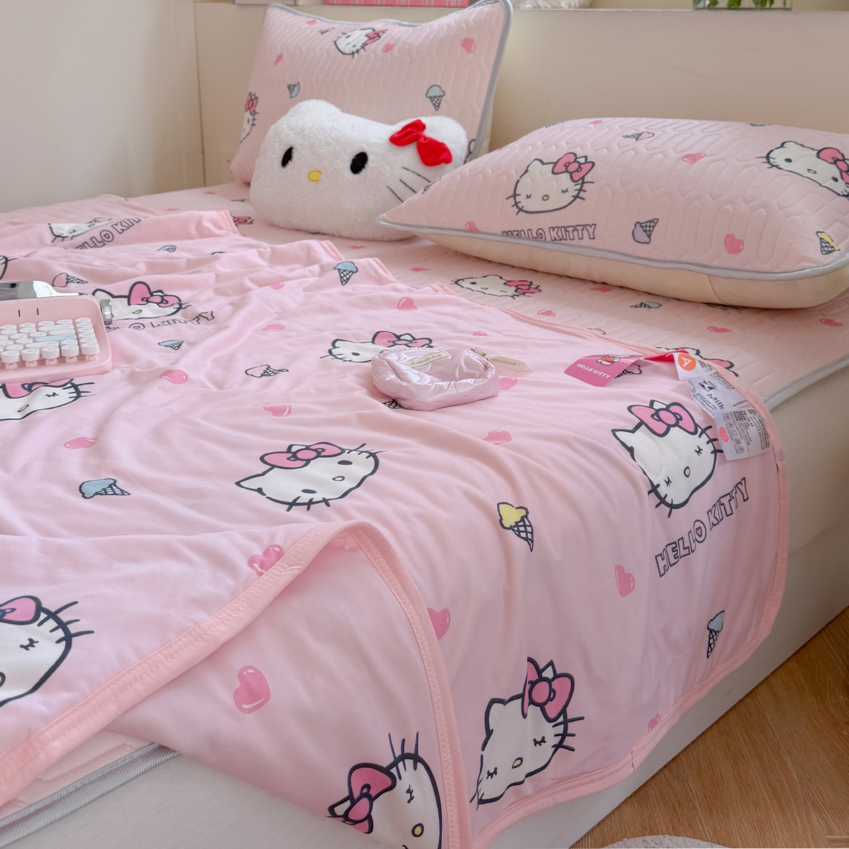 91家纺网 家纺一手货源 找家纺 桃子家居 2026新款A类三丽鸥高品质可组合凉感丝乳胶席牛奶丝针织棉软糯夏被四件套 三丽鸥夏凉-粉粉甜筒KT