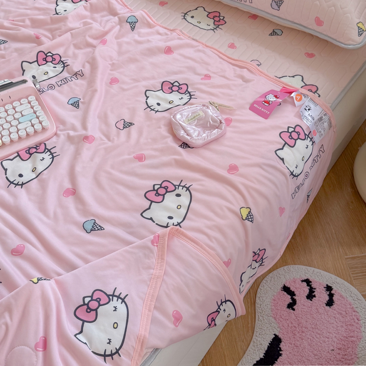 91家纺网 家纺一手货源 找家纺 桃子家居 2026新款A类三丽鸥高品质可组合凉感丝乳胶席牛奶丝针织棉软糯夏被四件套 三丽鸥夏凉-粉粉甜筒KT