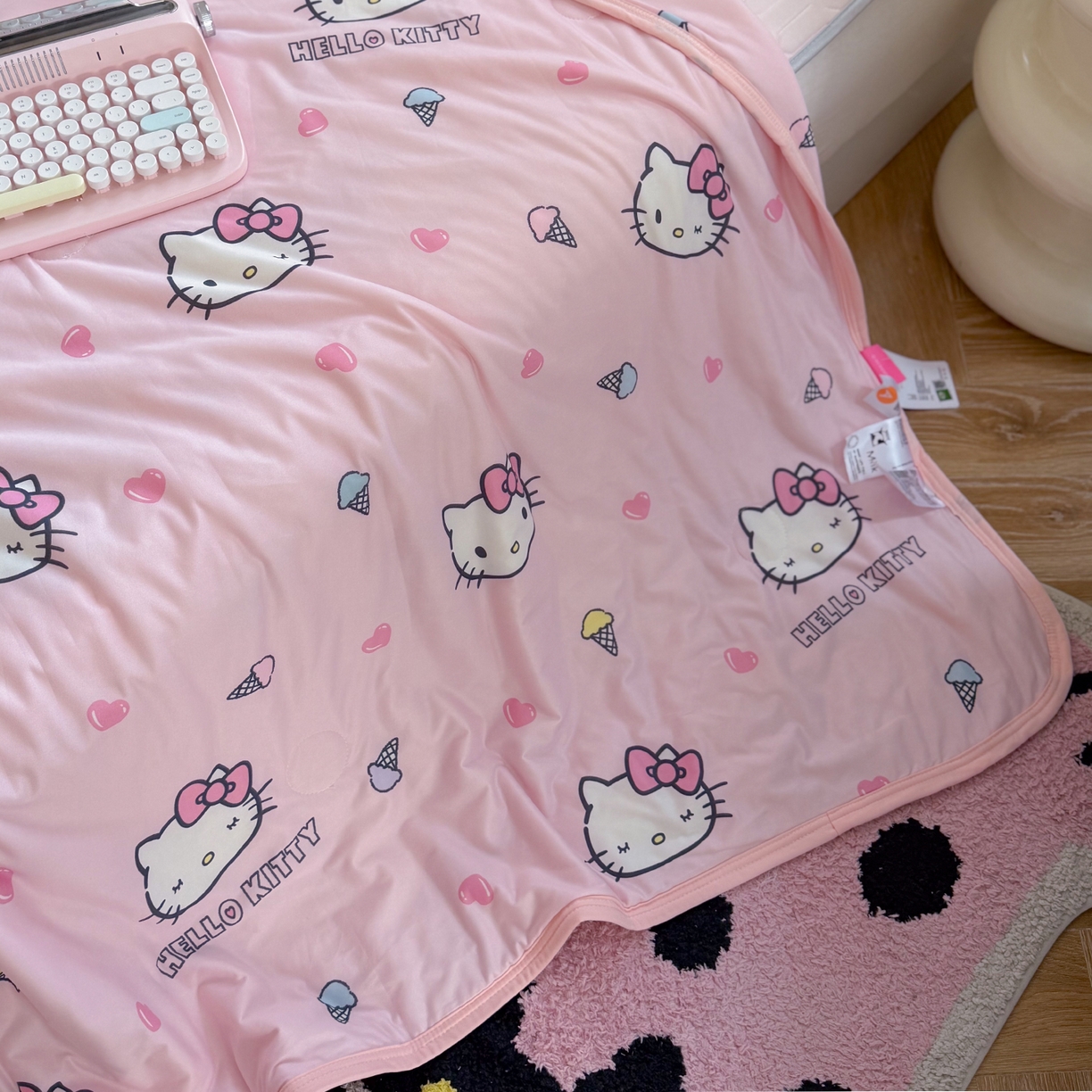 91家纺网 家纺一手货源 找家纺 桃子家居 2026新款A类三丽鸥高品质可组合凉感丝乳胶席牛奶丝针织棉软糯夏被四件套 三丽鸥夏凉-粉粉甜筒KT