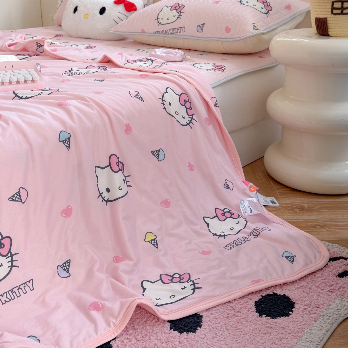 91家纺网 家纺一手货源 找家纺 桃子家居 2026新款A类三丽鸥高品质可组合凉感丝乳胶席牛奶丝针织棉软糯夏被四件套 三丽鸥夏凉-粉粉甜筒KT