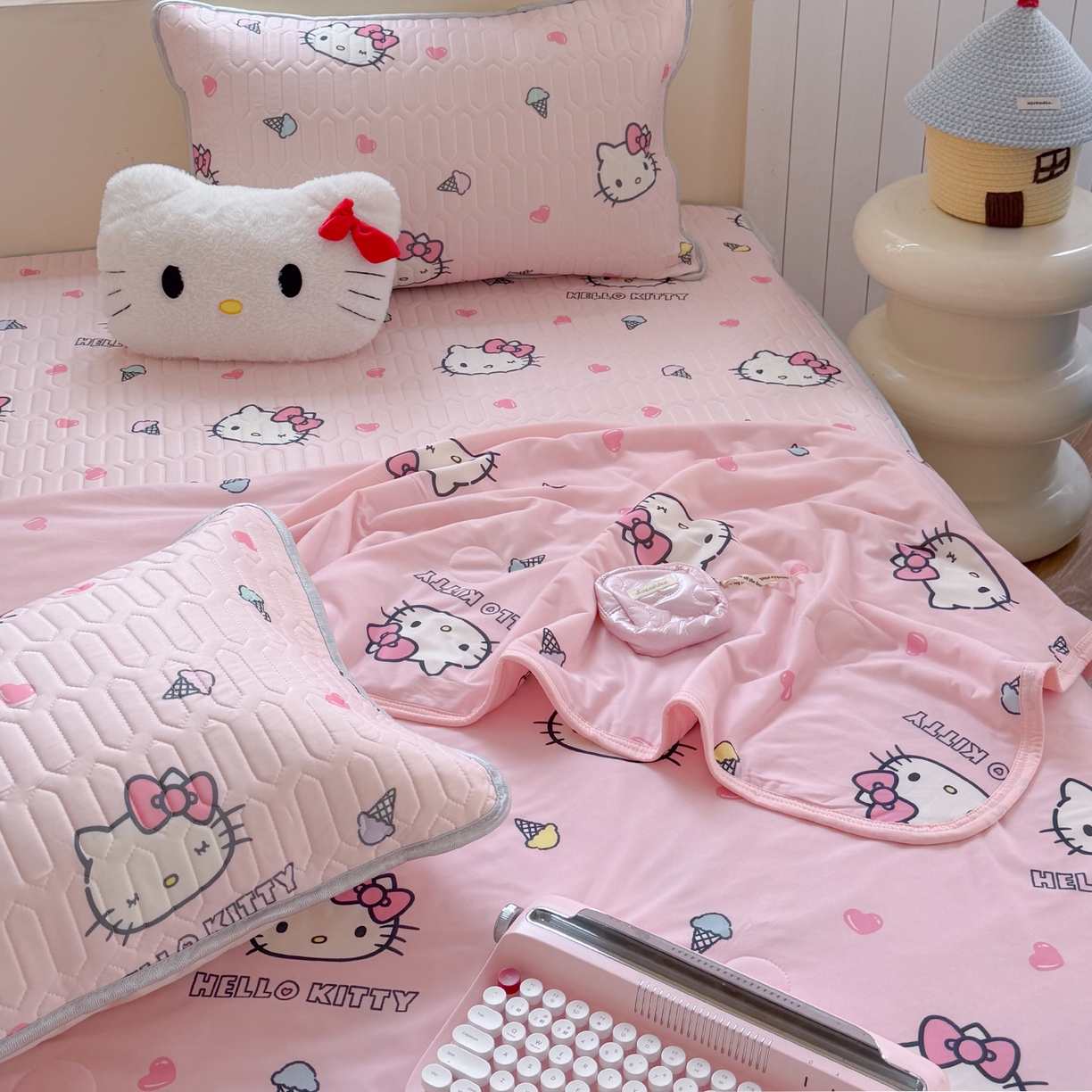 91家纺网 家纺一手货源 找家纺 桃子家居 2026新款A类三丽鸥高品质可组合凉感丝乳胶席牛奶丝针织棉软糯夏被四件套 三丽鸥夏凉-粉粉甜筒KT