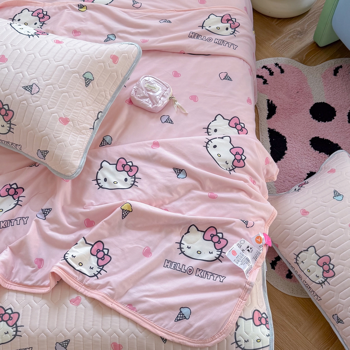 91家纺网 家纺一手货源 找家纺 桃子家居 2026新款A类三丽鸥高品质可组合凉感丝乳胶席牛奶丝针织棉软糯夏被四件套 三丽鸥夏凉-粉粉甜筒KT