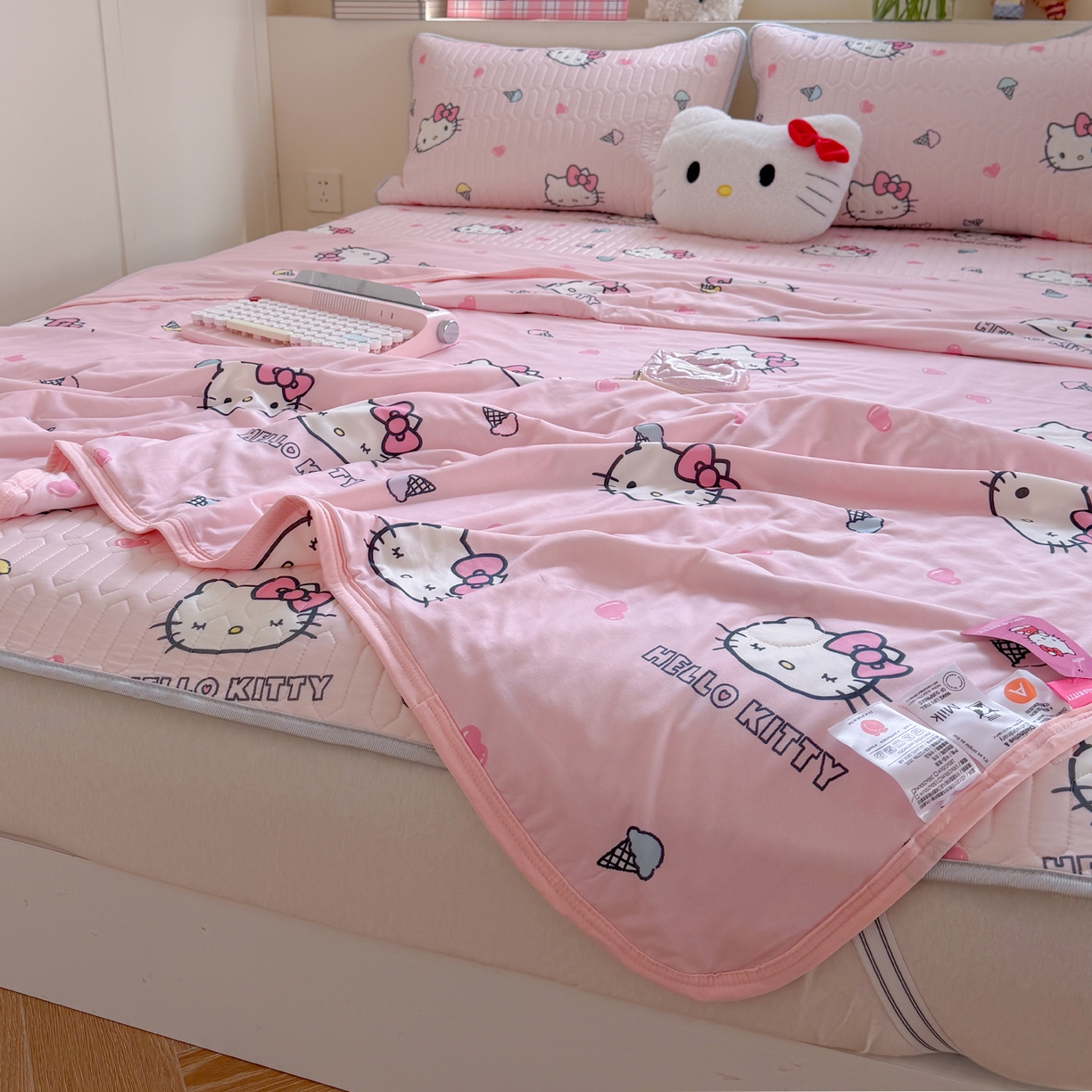 91家纺网 家纺一手货源 找家纺 桃子家居 2026新款A类三丽鸥高品质可组合凉感丝乳胶席牛奶丝针织棉软糯夏被四件套 三丽鸥夏凉-粉粉甜筒KT