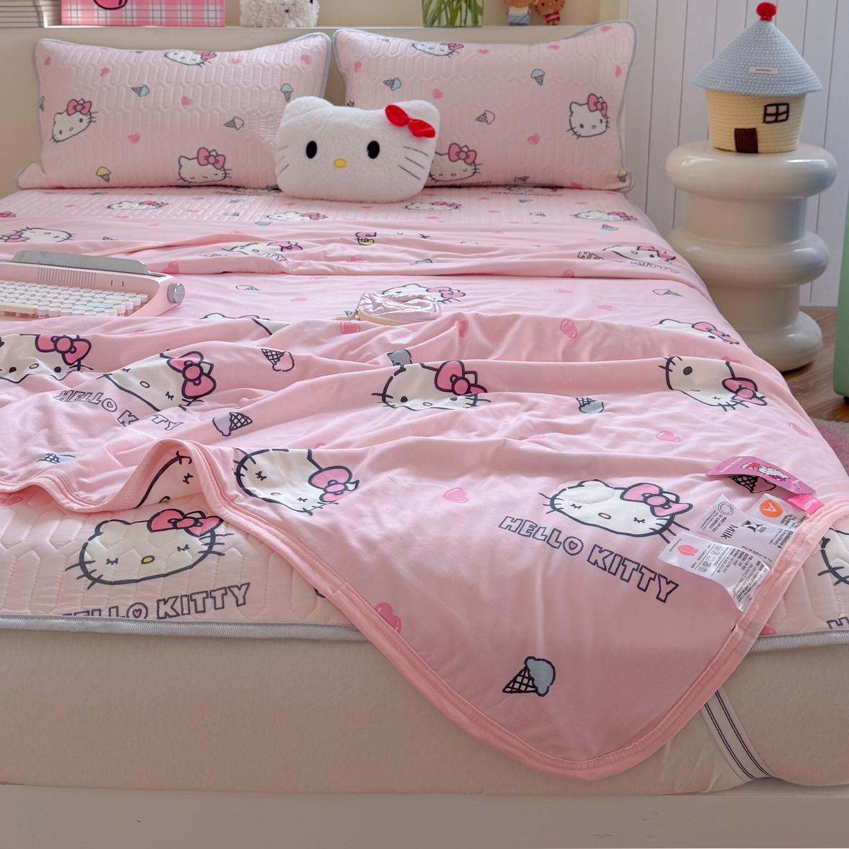 91家纺网 家纺一手货源 找家纺 桃子家居 2026新款A类三丽鸥高品质可组合凉感丝乳胶席牛奶丝针织棉软糯夏被四件套 三丽鸥夏凉-粉粉甜筒KT