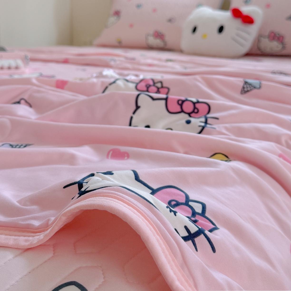 91家纺网 家纺一手货源 找家纺 桃子家居 2026新款A类三丽鸥高品质可组合凉感丝乳胶席牛奶丝针织棉软糯夏被四件套 三丽鸥夏凉-粉粉甜筒KT