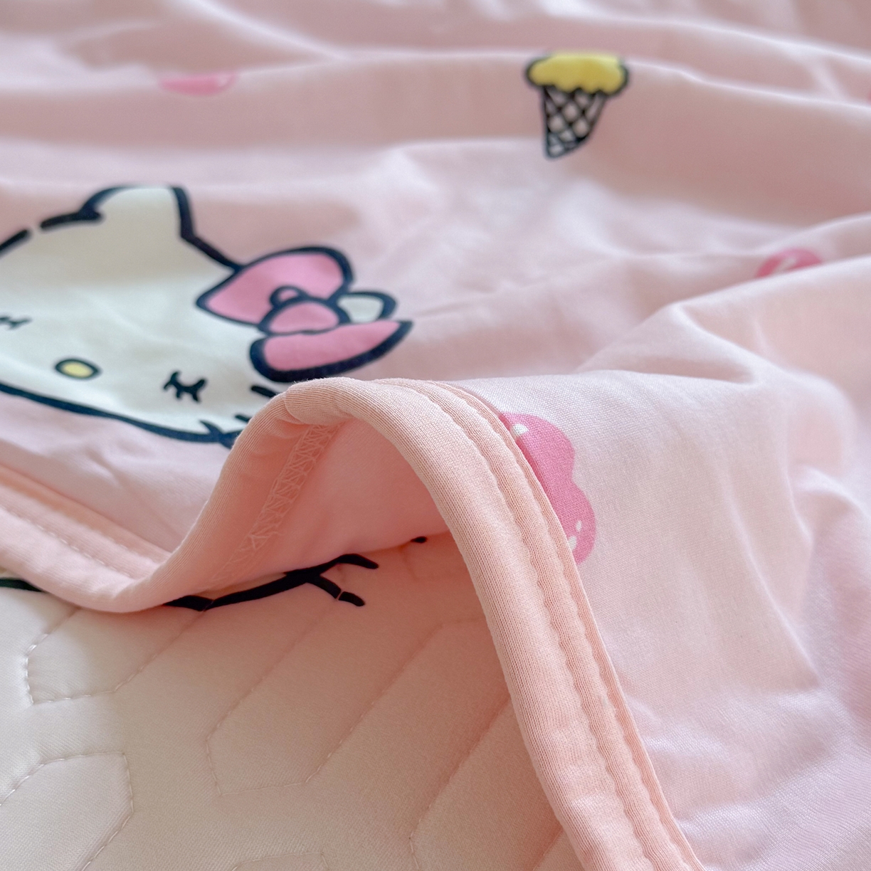 91家纺网 家纺一手货源 找家纺 桃子家居 2026新款A类三丽鸥高品质可组合凉感丝乳胶席牛奶丝针织棉软糯夏被四件套 三丽鸥夏凉-粉粉甜筒KT