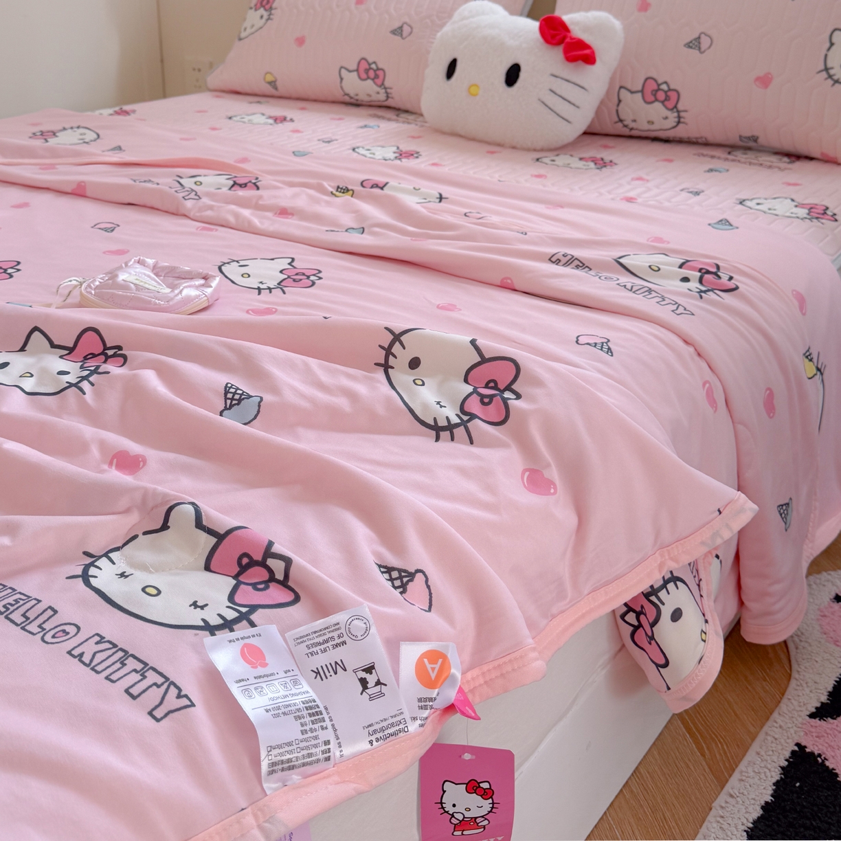 91家纺网 家纺一手货源 找家纺 桃子家居 2026新款A类三丽鸥高品质可组合凉感丝乳胶席牛奶丝针织棉软糯夏被四件套 三丽鸥夏凉-粉粉甜筒KT